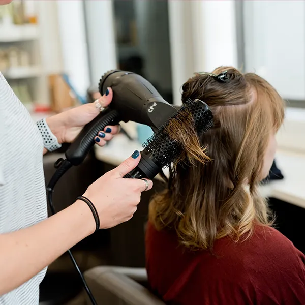 Frau beim Friseur