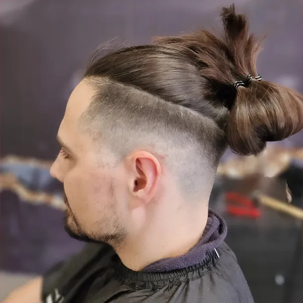 Mann mit Undercut