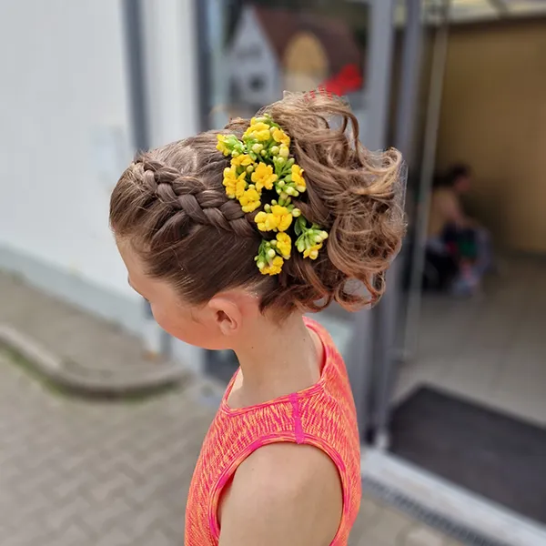 Mädchen mit Blumen im Haar